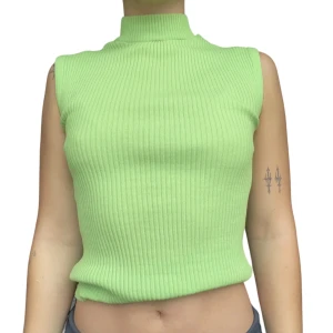 Grönt linne! - Super snyggt grönt stickat linne med hög krage🍀