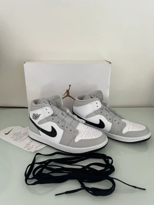 Jordan 1 Mid Grey Fog/Light Smoke - Jordan 1 Mid Grey Fog i storlek 38 Helt nya/ Oanvända Kommer med kvitto och original box.  Start pris 2100 Svåra att hitta för bra pris. 