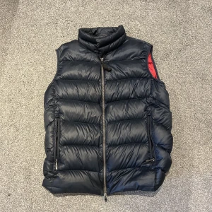 Väst - En sjukt fin väst som är från parajumpers.  Västen är i storlek M Skick 8/10 Köpt på nk för 4700kr Är det några frågor eller funderingar så är det bara att skriva ✅🙌/ Allt gott 