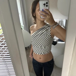 Festtopp  - Säljer denna söta toppen som aldrig kommit till använda, jätte skön och sitter bra. Bra skick och kvalitet. 