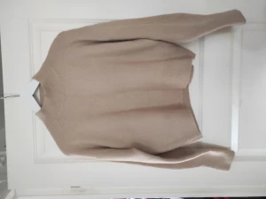 Stickad tröja  - Finns i Frölunda alt skickas  Bra använt skick (Hund och katt finns i hemmet)