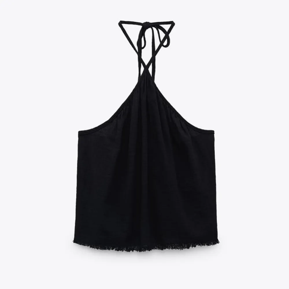 Jättefin svart topp från Zara som man knyter i nacken! Aldrig använd då den var för stor för mig. Säljs inte längre 🎀🎀. T-shirts.