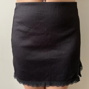 Svart kjol - Paket. Två kjolar. Bra skick. Svart. Spets på ena. 