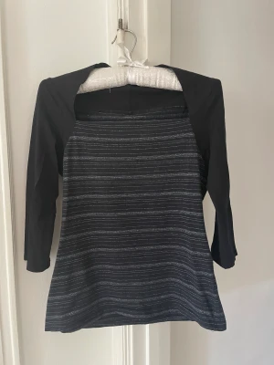 Topp - Svart/glittrig tio i ”Ballerina core”. Saknar lapp men uppskattar den till en storlek S. Kom med prisförslag!