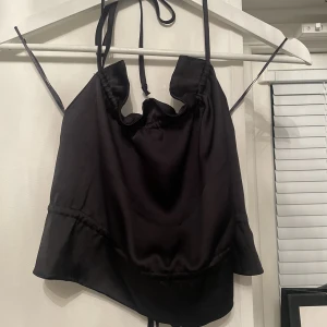 Satin topp - Säljer denna fina satin toppen. Storlek 42 men passar även 36,38,40. 