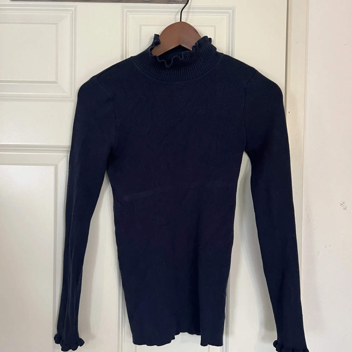 Ribbad halvpolo med volang