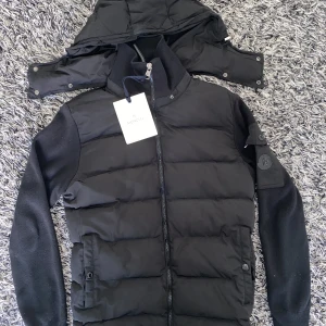 Moncler Cardigan - Säljer min moncler cardigan i storlek S/M. Den är sparsamt använd och knappt några defekter. Nypris runt 6000-7000. Hör av er vid intresse 
