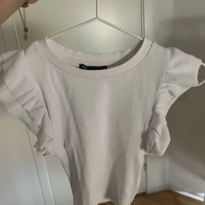 Zara topp - Fin slutsåld topp från zara. Säljer då den inte längre kommer till användning!💕