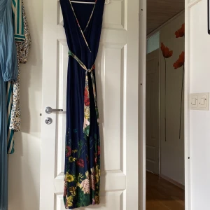 Omlottklänningen  - Sommar omlottklänningen i stl. M. Använt endast ett par ggr. 