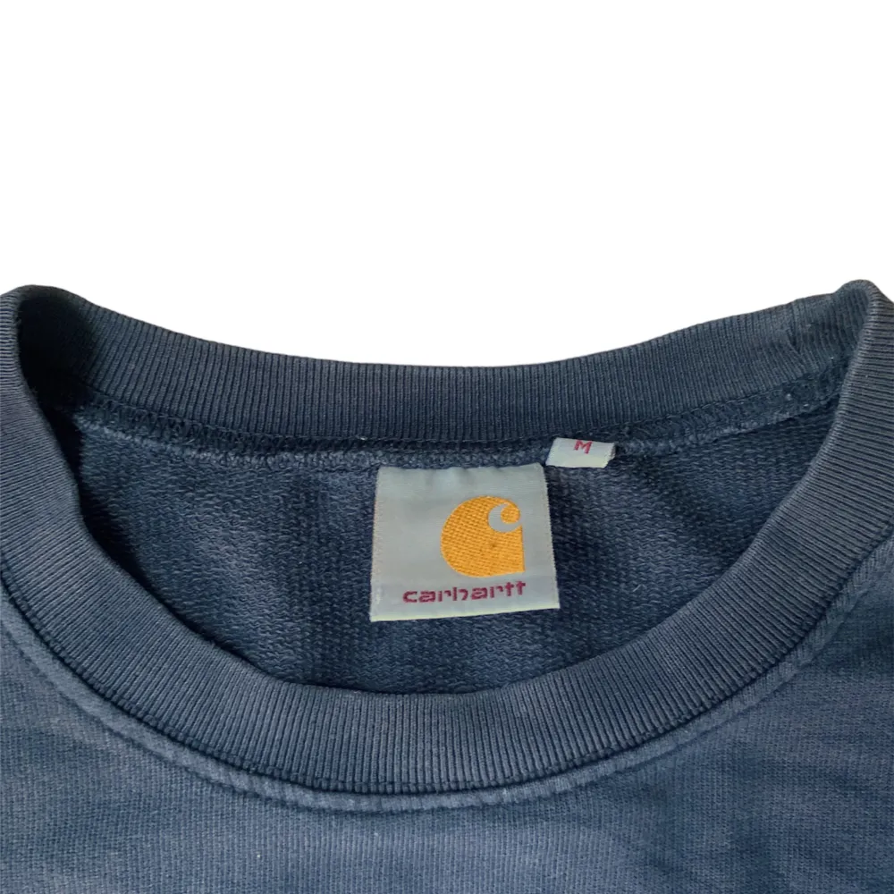 Snygg carhartt crewneck  Slitet tryck men annars jävligt nice tröja!. Tröjor & Koftor.