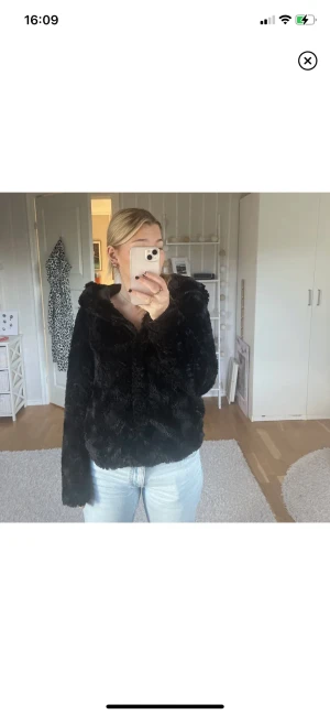 Fluffjacka - Jättesöt fluffig jacka jag köpte av en från plick (lånad bild från henne) som tyvörr var för liten för mig.. Storlek M men passar S eller liten M🩷