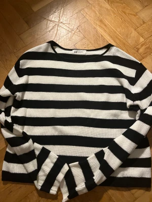 Randig tröja - Randig tröja från HM i barnstorlek 170cm. Använd ett fåtal gånger och inte nopprig eller så! 🥰