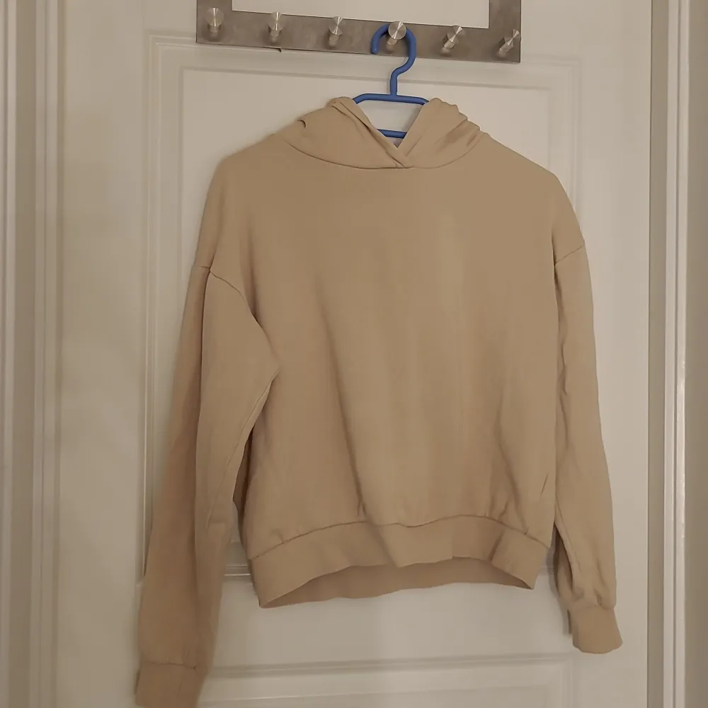 En fin beige hoodie köpt från kappahl. Använts ca 5 gånger💓. Hoodies.