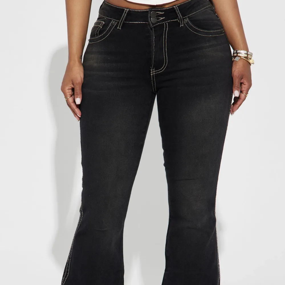 flare jeans passar storlek 38. Jeans & Byxor.