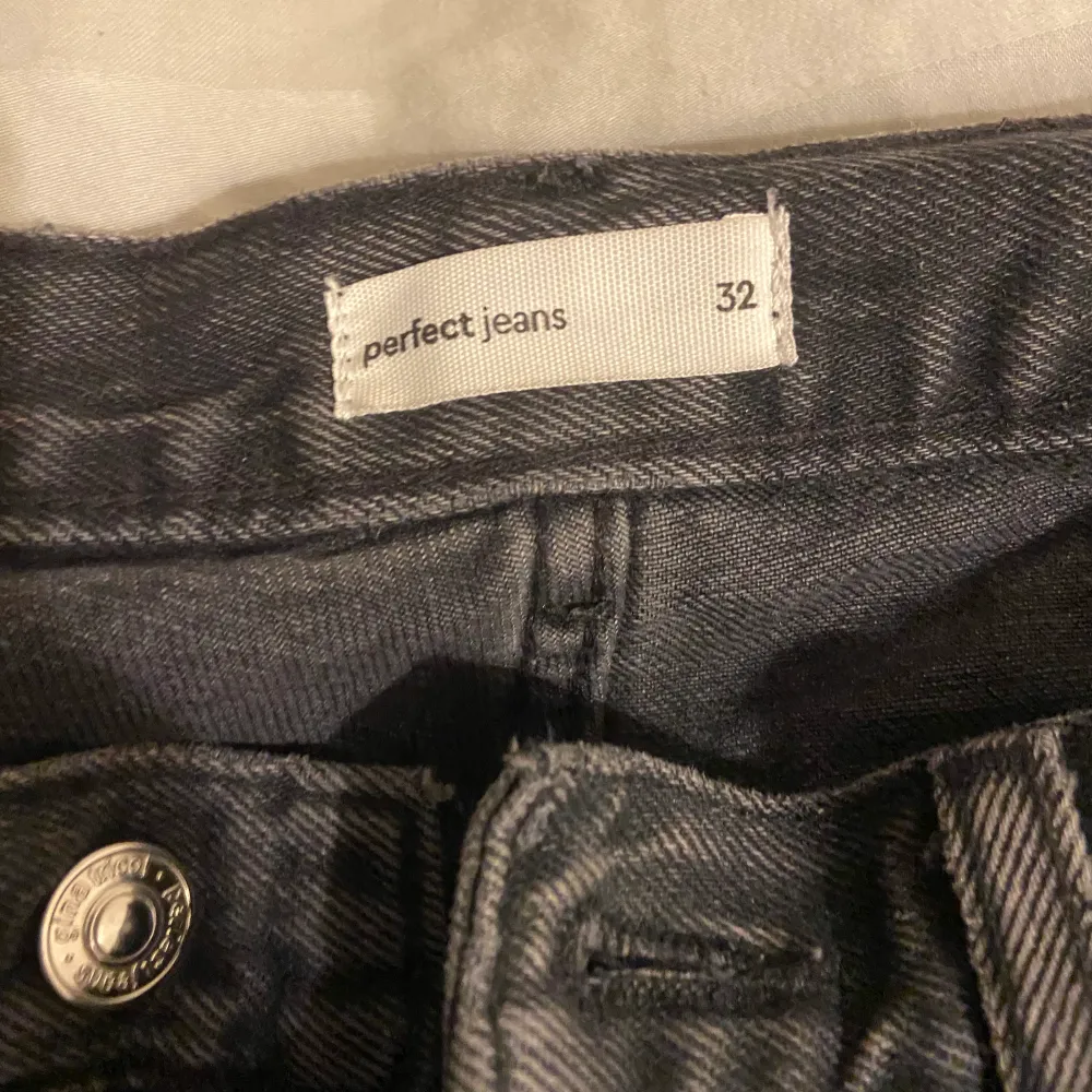 Ett par lågmidjade jeans från gina, säljer pga att dom inte passar i midjan!💗 lite förstörda längst ner (sista sidan) men annars i bra skick. Nypris 500kr. Jeans & Byxor.