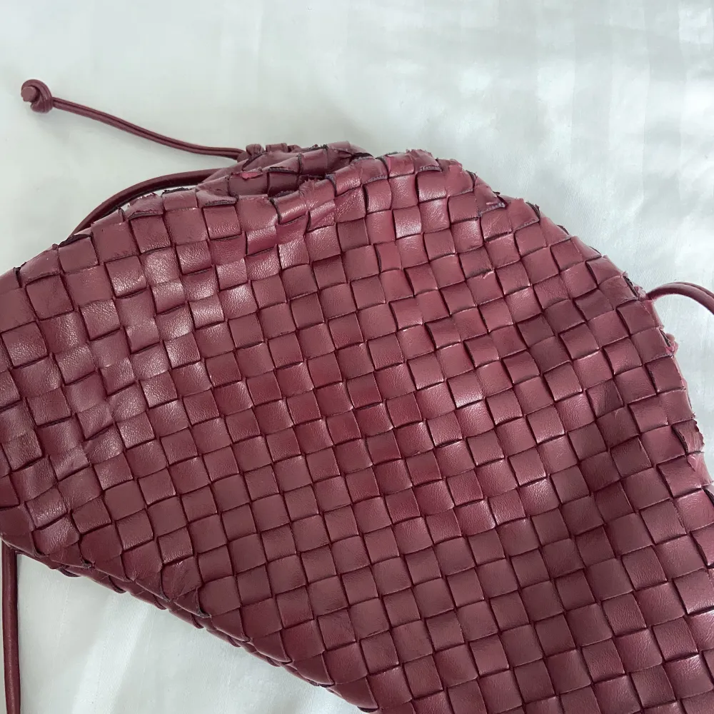 Fick denna bottega veneta leather clutch pouch bag i färgen burgundy. Den har en hel del slitningar på lädret men fortfarande så fin! Säljs nypris mellan 20-30 tusen. . Väskor.