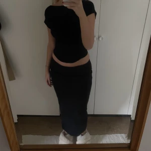 Svart trendig långkjol från Gina - Säljer denna då jag har köpt en annan liknande kjol. Jag är 173, men skulle nog rekommendera den för någon som är lite kortare än mig, då jag tycker den är lite för kort❤️