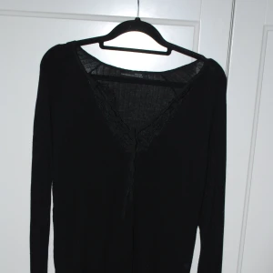 Topp - Topp från Zara i storlek M, jag skulle säga att den passar som S. Detaljer syns på närbilderna. Använt men i gott skick, skön passform! 