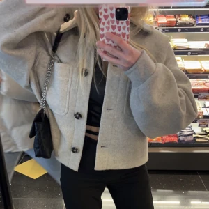 Grå kort kappa - Jättefin kort grå kappa/jacka i strl 34. Lite oversized. Perfekt till hösten. Från NA-KD💖
