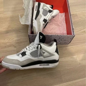 Jordan 4  - Den är använd några gånger bara vill sälja för ska köpa de svarta de är äkta 