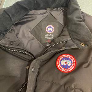 Säljer just nu min canada goose väst på grund av att jag vill ha pengar och har tröttnat på denna väst om ni vill se mer bilder eller något annat kontakta pm 