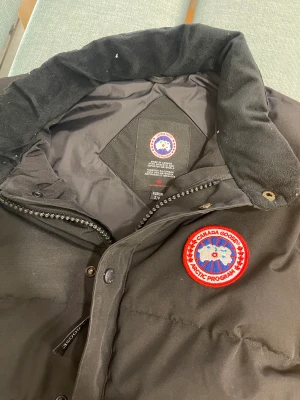 Canada goose väst - Säljer just nu min canada goose väst på grund av att jag vill ha pengar och har tröttnat på denna väst om ni vill se mer bilder eller något annat kontakta pm 