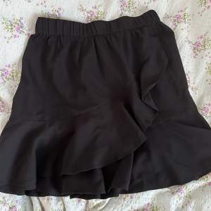 Volang kjol från Gina i storlek 38🖤