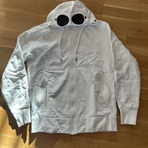 Cp company tröja  - Säljer nu min feta cp company tröja/hoddie då den inte används längre. Det är storlek M. Skicket är 9/10 inga defekter  Hör av er om det är några funderingar😄 priser är inte hugget i Sten 
