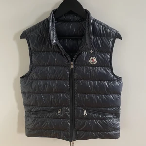 Moncler Gui väst  - Säljer en Moncler Gui väst som är i väldigt bra skick! Storlek 1 vilket motsvarar S!  Hör gärna av dig om du har frågor!