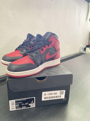 Air Jordan 1 mid GS  - Skorna är i väldigt bra skick och har använt skorna ett par antal gånger. Skorna är lite "Creezade" Skostorlek:39 Pris700kr Finns att hämta i Bålsta eller så kan jag bara möta upp
