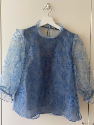 Coquette Zara blus 🎀 - En vacker blå zara blus med genomskinlig rygg där bak.  Blommigt mönster med puffiga ärmar. XS-S 