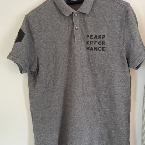 Peak Performance Ground Polo1 - Pikétröja från Peak Performance i storlek medium. Tröjan är i fint skick och säljes då den är för liten för mig. Bara att ställa eventuella frågor!