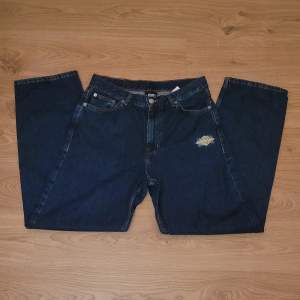 Sweet Sktbs Jeans i mörkblått. Innebenslängd: 77cm. Har knappt används och är i gott skick. Vid frågor är det bara att skriva:)