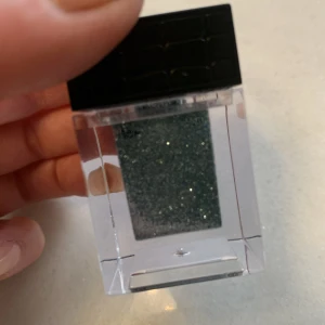 Make up store blått glitter ansikte - Blått glitter du lätt kan lägga som ögon makeup eller på kroppen. Öppnad o använd en gång. Köpte fler färger. 