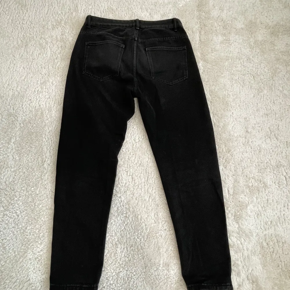 Svarta jeans för 200kr storlek m på de!!. Jeans & Byxor.