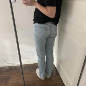 Midwaist jeans från Levi’s i modellen 501🥰 Jätte fint skick💕 Står inte sorleken men passar mig som brukar ha 36 i byxor (är 166cm)