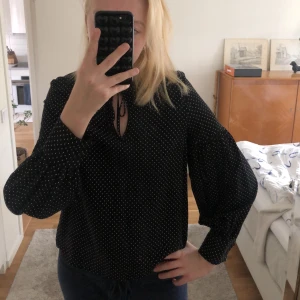 Söt prickig blus ❤️ - Så fin till hösten!! Storlek 40 men LITEN i storleken, skulle säga att den passar XS,S,M❤️ tryck gärna på köp nu!