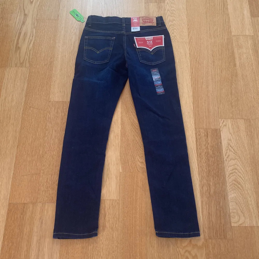 Ett par levi’s jeans 512 som aldrig är andvända. Ny pris är 500 kr. Jeans & Byxor.