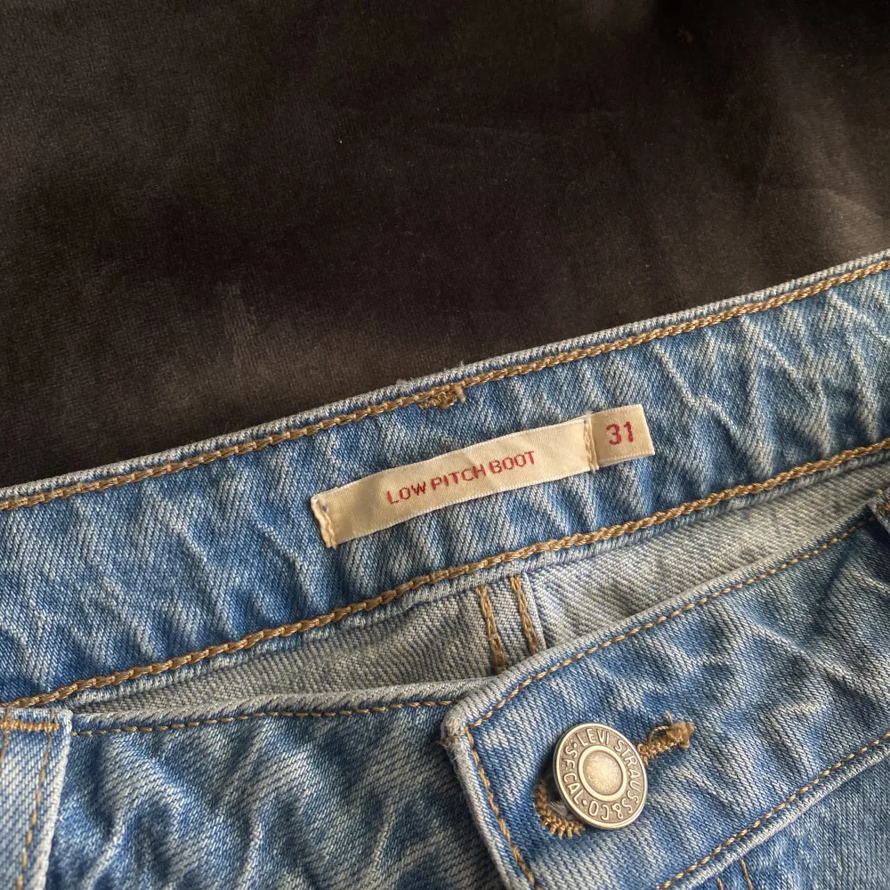 Blå Levis jeans som är lågmidjade men stora på mig! Skriv för fler bilder och frågor!🤍köpta för ca 600kr. Jeans & Byxor.