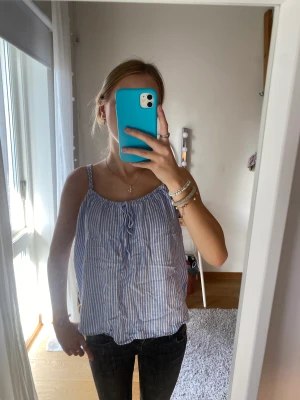 Blårandig topp  - Söt blå och vit randig topp från hm💕🥰