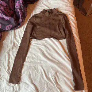 En brun tröja från hm med hål vid tummarna aldrig använd i storlek S