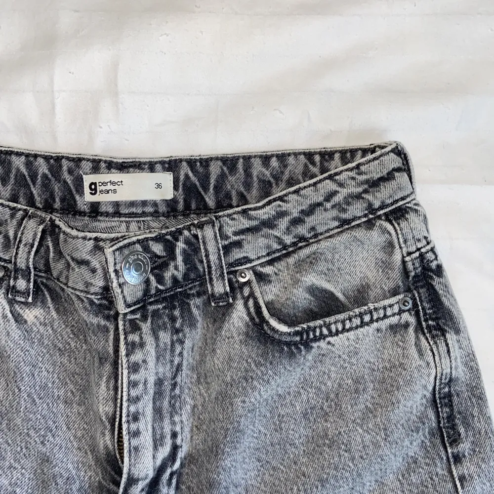 Gråa momjeans i fint skick🤍 storlek 36 o högmidjade :)) 250kr + frakt . Jeans & Byxor.