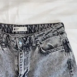 Gråa momjeans i fint skick🤍 storlek 36 o högmidjade :)) 250kr + frakt 