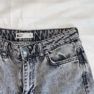 Grå momjeans  - Gråa momjeans i fint skick🤍 storlek 36 o högmidjade :)) 250kr + frakt 