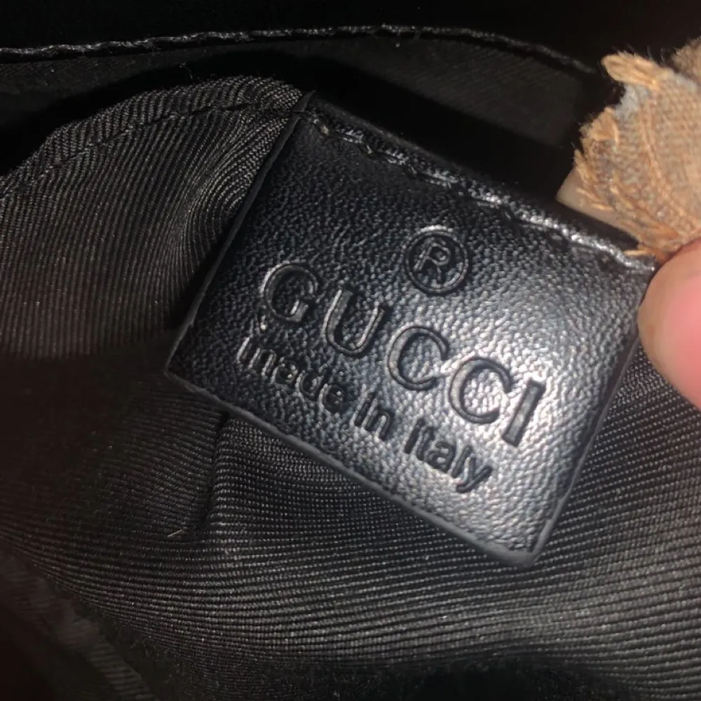 Denna Gucci väska är köpt för cirka 2 år sen men inga skador eller någoting allt tillbehör med kommer om man köper . Väskor.