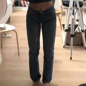 Säljer dessa supersnygga och slutsålda Zara jeans pga dom är för små!! 