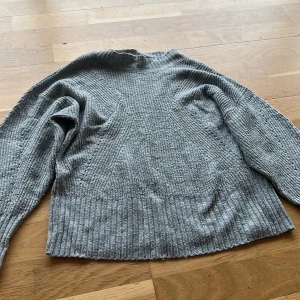 Stickad tröja  - Inköpt på lindex, nyskick. Storlek 8-10! 