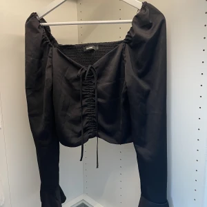 Svart blus  - Svart tröja från Bikbok i strl S. Går att dra åt o välja själv hur den ska sitta (bild 3) Nyskick.🤩 350+ frakt ❣️❣️ skriv vid frågor och funderingar🙌🏼