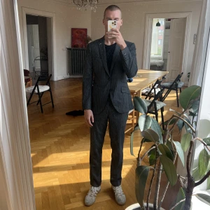 Skräddarsydd kostym Pelote - Skräddarsydd kritstrecksrandig kostym. Passar storlek 46/48. 