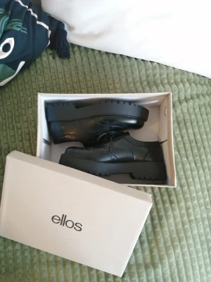 Låga snörskor/finskor - Helt nya snörskor/finskor från Ellos. Sitter tyvärr inte jättebra på mig pga breda fötter. Endast provade, storlek 37 men skulle säga stor 37 eller 38. Nypris: ca 400. 